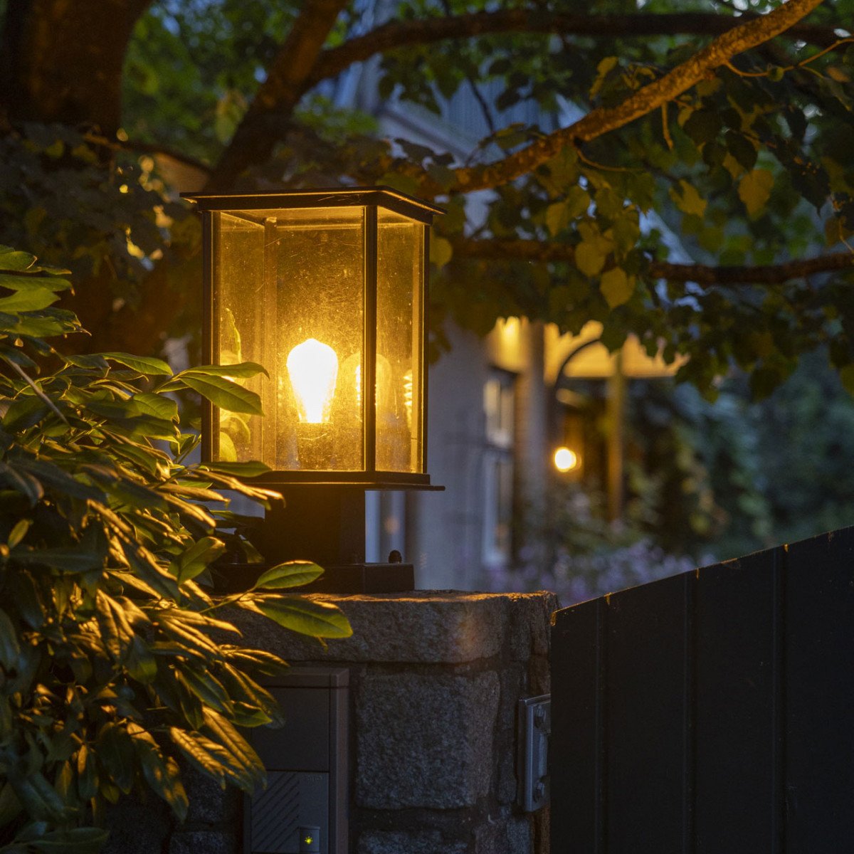 plinth light capital xxl in matt black and square design