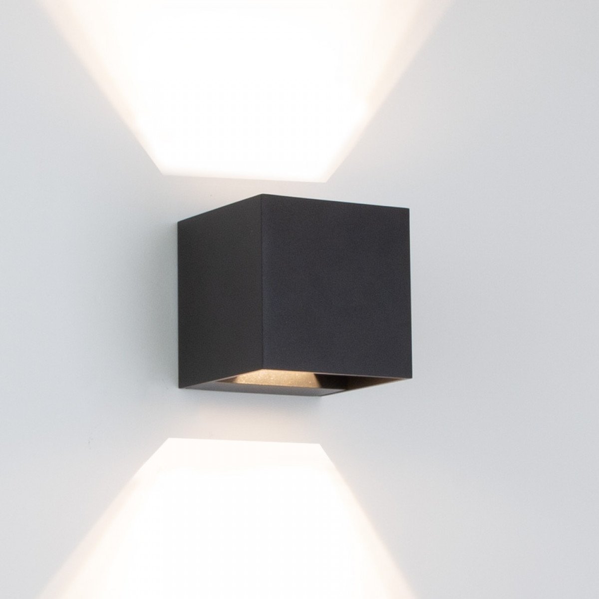 Binnenverlichting Shift up en downlighter muurlamp met modern design in zwarte kleur